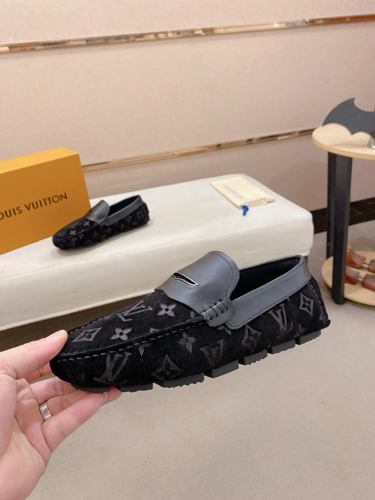 Factory price: 500💰High-end quality! LV 🆕🆕Exclusive hot-selling products in stock🔥🔥New products on the shelves, high-quality Ferragamo men's pea shoes, high-end casual driving shoes, with complete packaging! 💪 💪 Material: imported first-layer cowhide 🐂 + imported high-quality buffalo leather lining + wear-resistant outsole 👍🏻👍🏻 Features: high-end and comfortable, purely handmade 🚀 🚀 Create the perfect shoes that suit you best 🔥 🔥 Size: (38-44) 45 standard size can be customized!